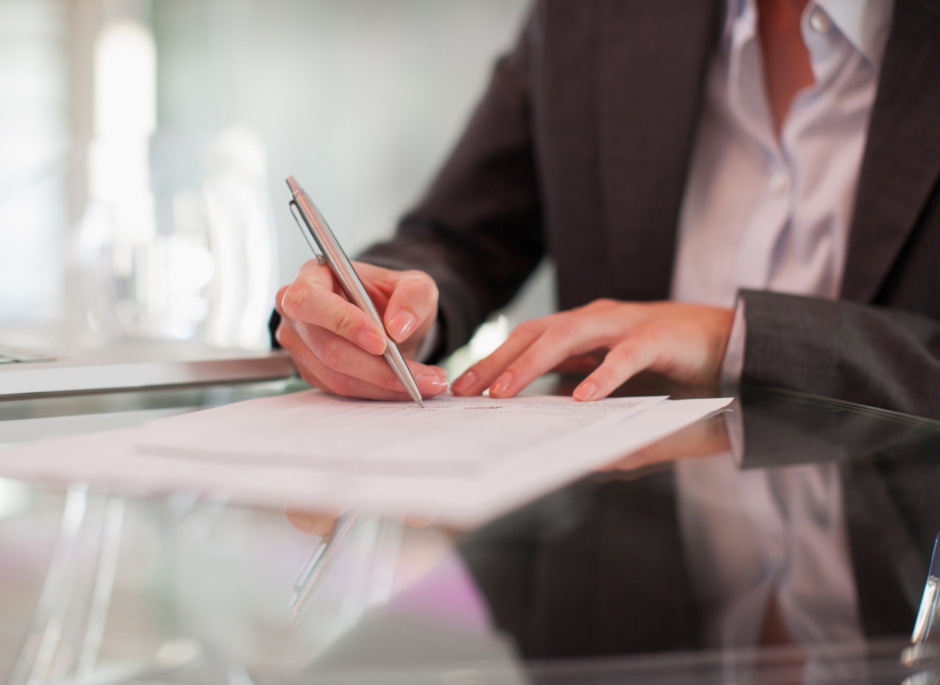 długopis w&nbsp;dłoni